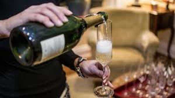 राजकोट में शराब की महफिल से 12 गिरफ्तार राजकोट में शराब की महफिल से 12 गिरफ्तार